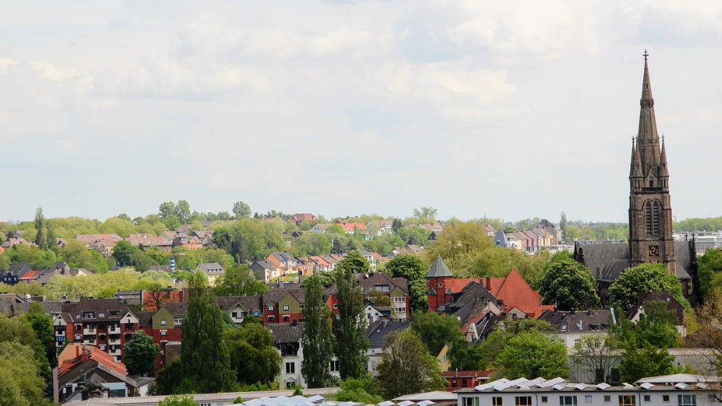 Blick über ein Stadt mit Kirchturm
