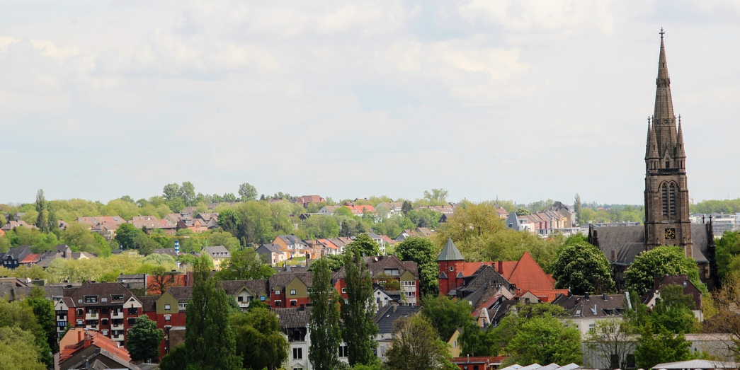 Blick über ein Stadt mit Kirchturm
