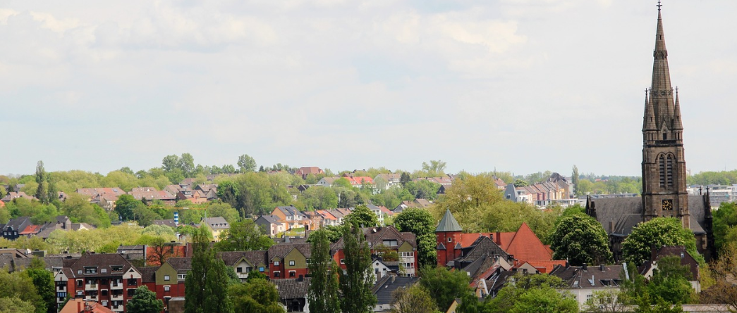 Blick über ein Stadt mit Kirchturm