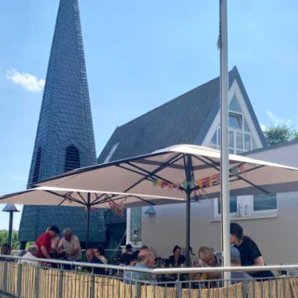 Cafetische an der Kirche