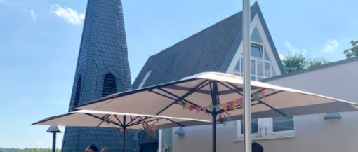 Cafetische an der Kirche