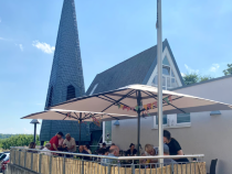 Cafetische an der Kirche