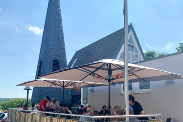 Cafetische an der Kirche