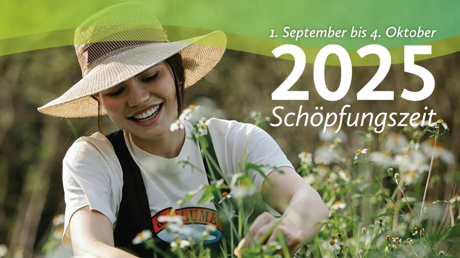 Eine junge lächelnde Gärnterin arbeitet in einem Beet mit Blüten