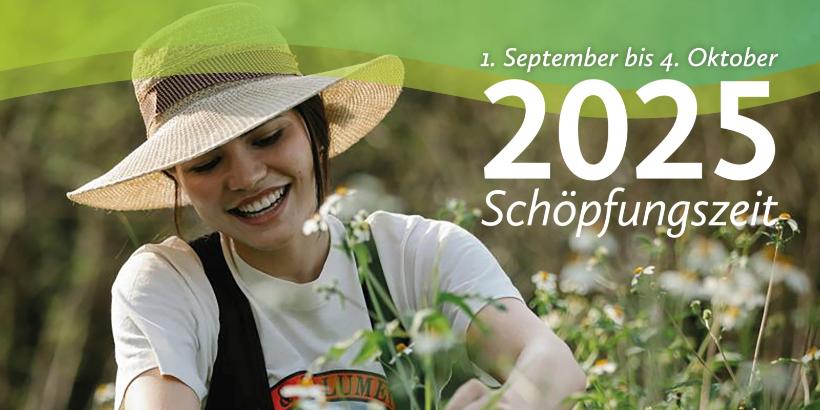 Eine junge lächelnde Gärnterin arbeitet in einem Beet mit Blüten