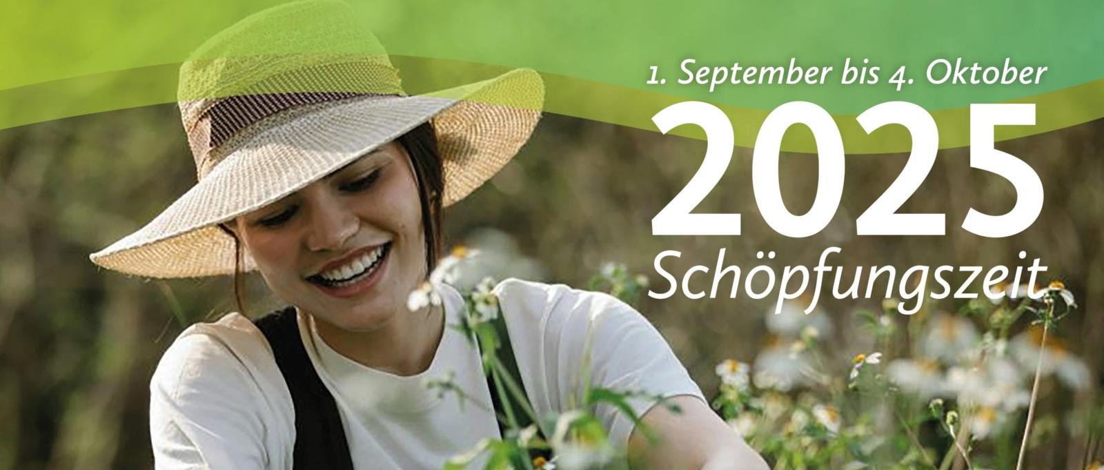 Eine junge lächelnde Gärnterin arbeitet in einem Beet mit Blüten