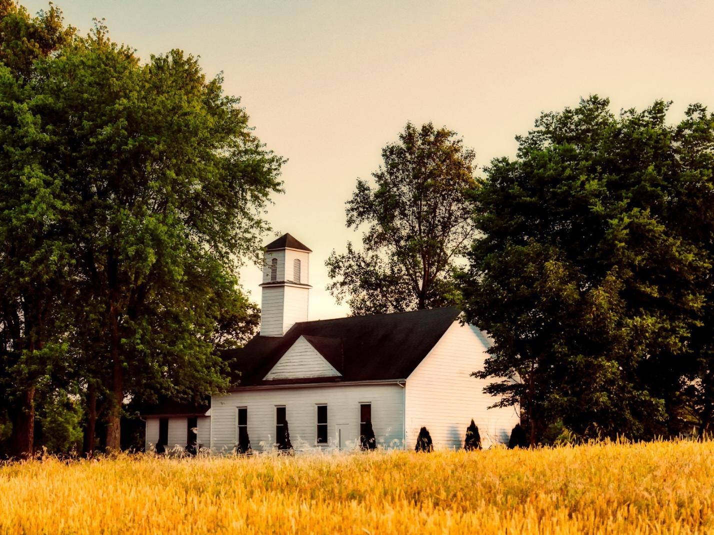 Kirche und Kornfeld