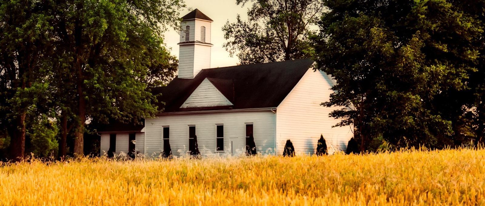 Kirche und Kornfeld