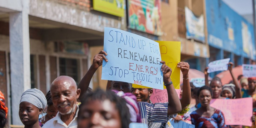 Menschen in der DR Kongo protestieren für die Energiewende