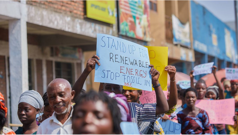 Menschen in der DR Kongo protestieren für die Energiewende
