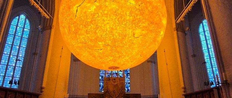 Kunstinstallation in KIrche