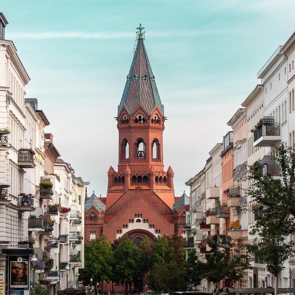 Blick entlang der Straße auf eine Kirche in Berlin