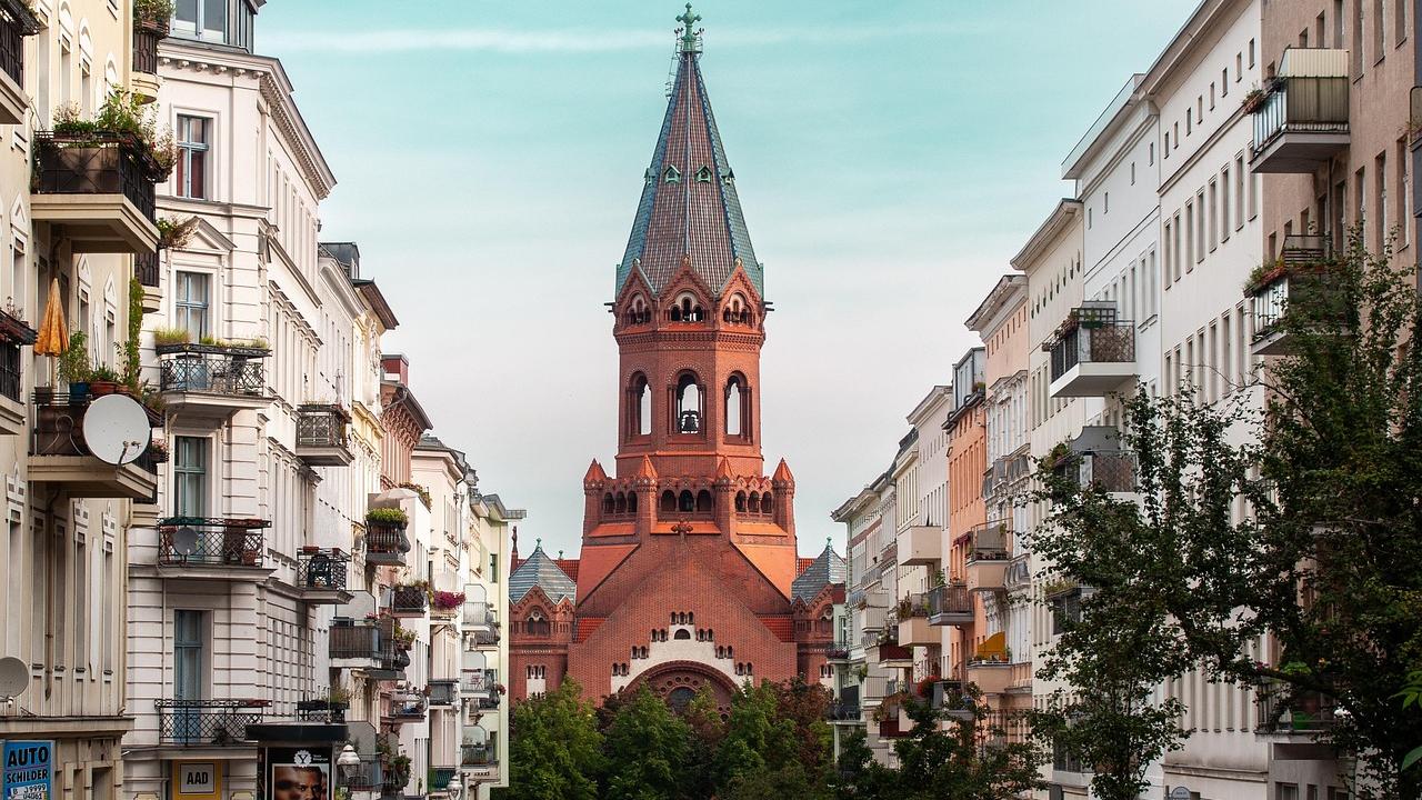 Blick entlang der Straße auf eine Kirche in Berlin
