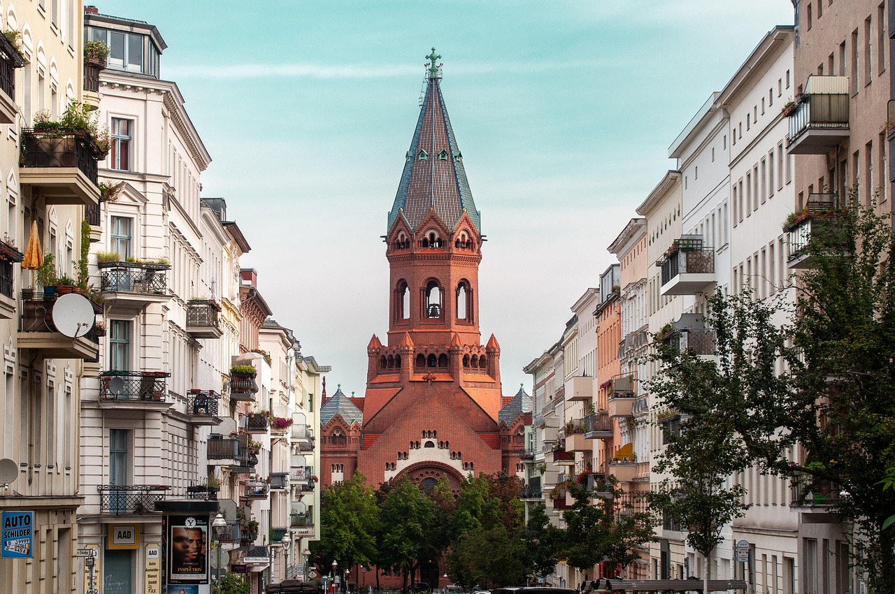Blick entlang der Straße auf eine Kirche in Berlin
