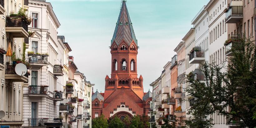 Blick entlang der Straße auf eine Kirche in Berlin