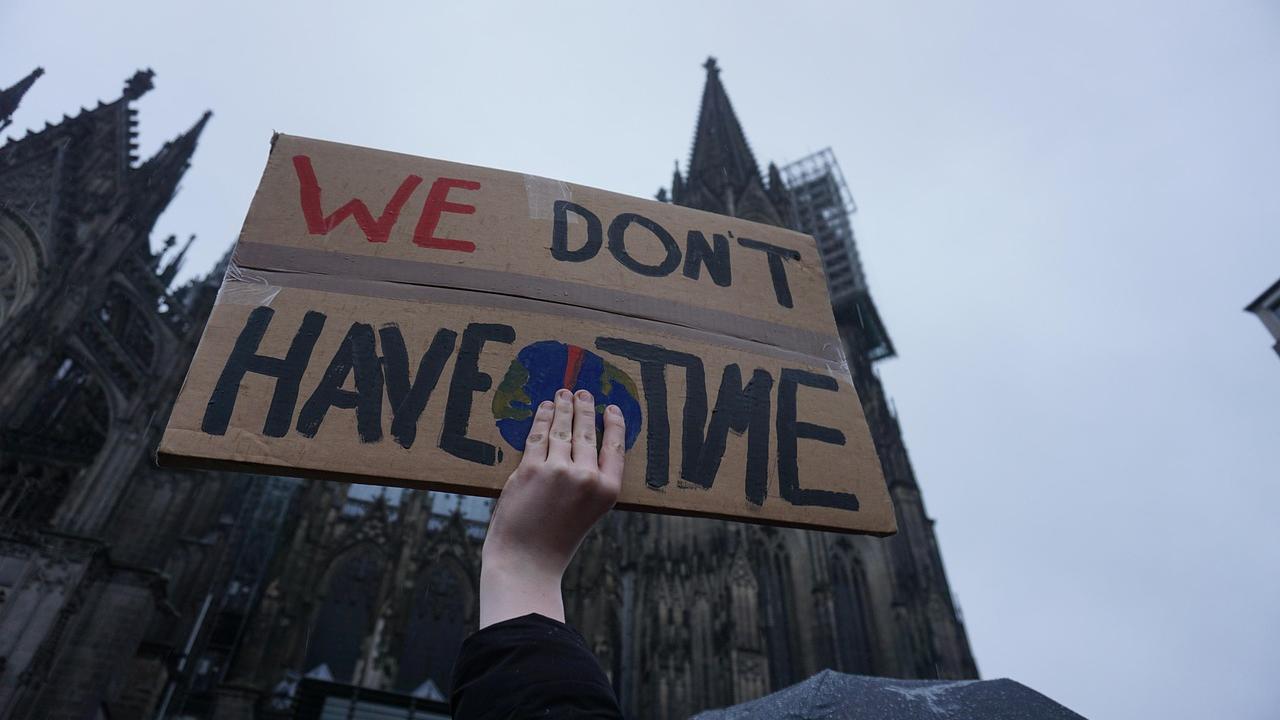Wir haben keine Zeit-Schild bei Demo vor Kirche