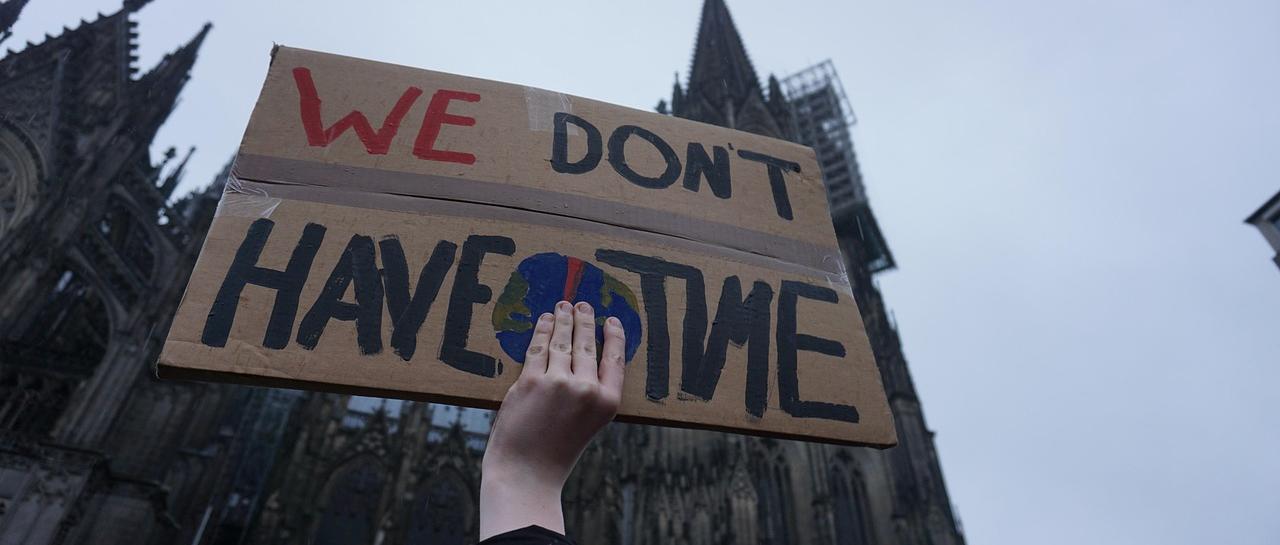 Wir haben keine Zeit-Schild bei Demo vor Kirche