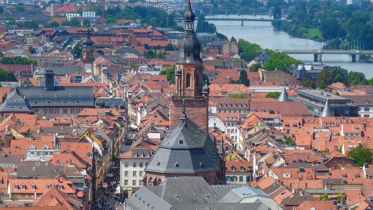 Bild über die Stadt Heidelberg mit Kirchturm