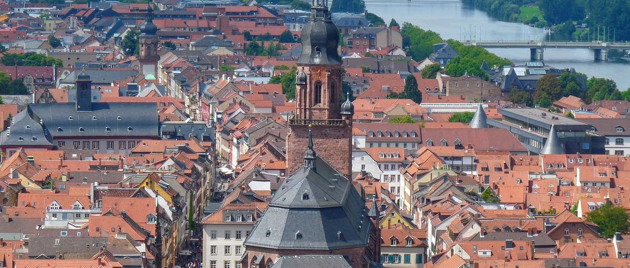Bild über die Stadt Heidelberg mit Kirchturm