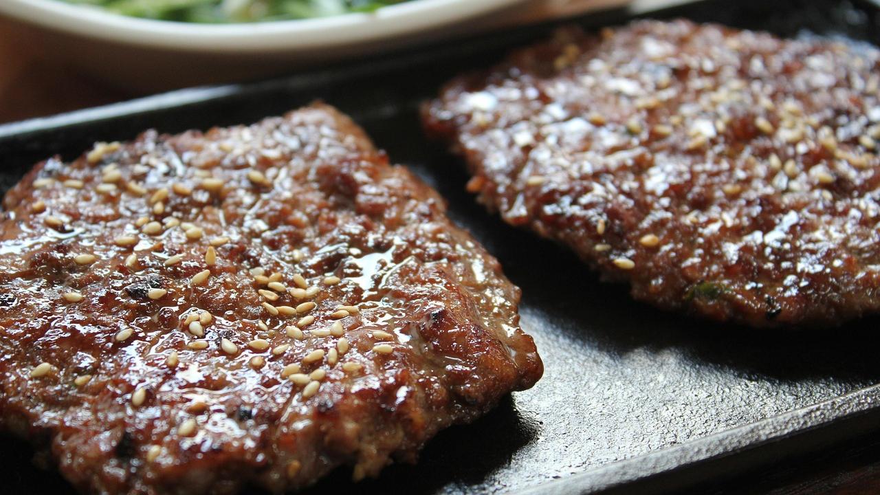 Zwei Stück Fleisch auf einem Teller