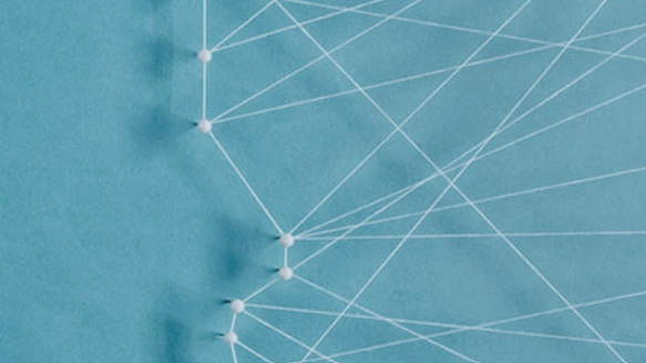 Zum Netz gespannte weiße Fäden vor blauem Hintergrund