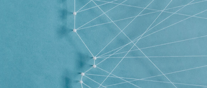 Zum Netz gespannte weiße Fäden vor blauem Hintergrund