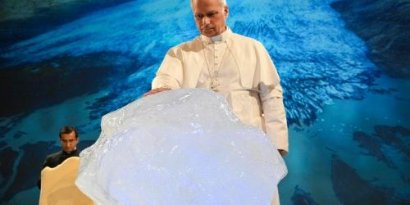 Papst Leo XIV segnet Gletschereisblock im Oktober 2025