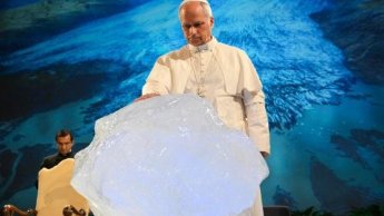 Papst Leo XIV segnet Gletschereisblock im Oktober 2025