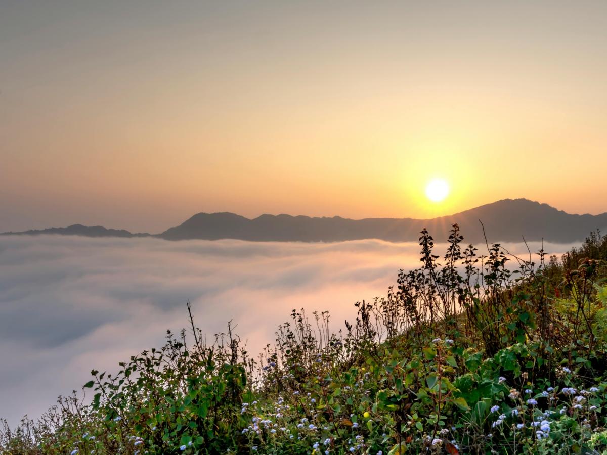 Sonnenaufgang über einer nebeligen Berglandschaft