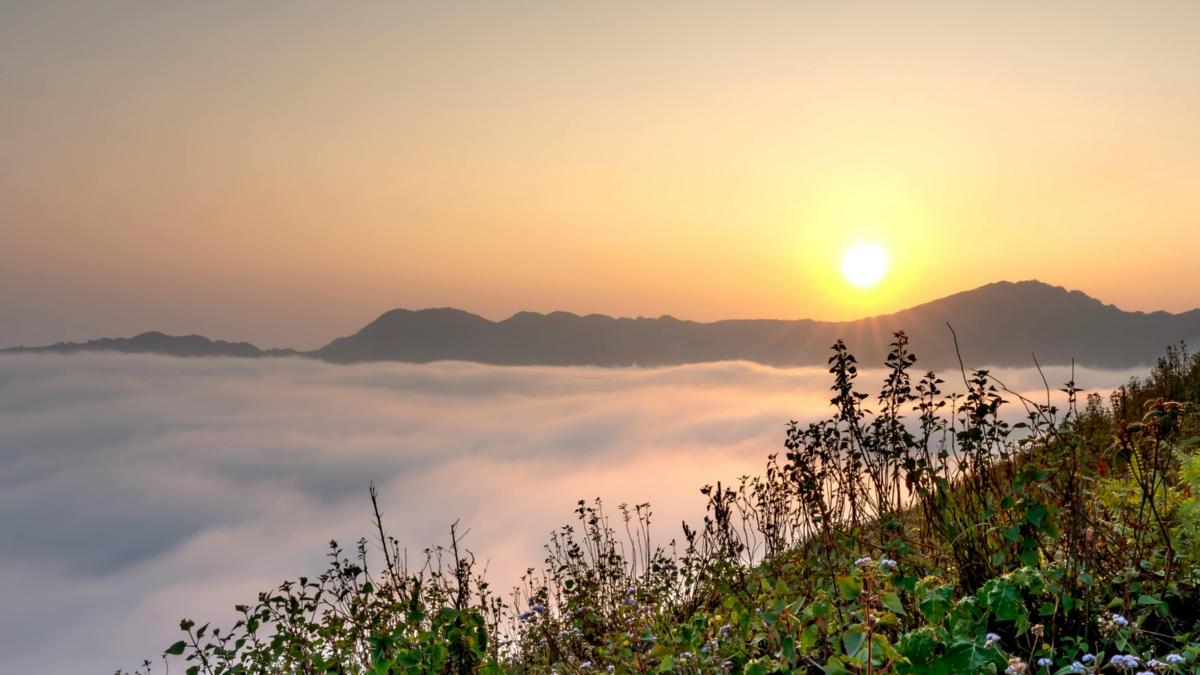 Sonnenaufgang über einer nebeligen Berglandschaft