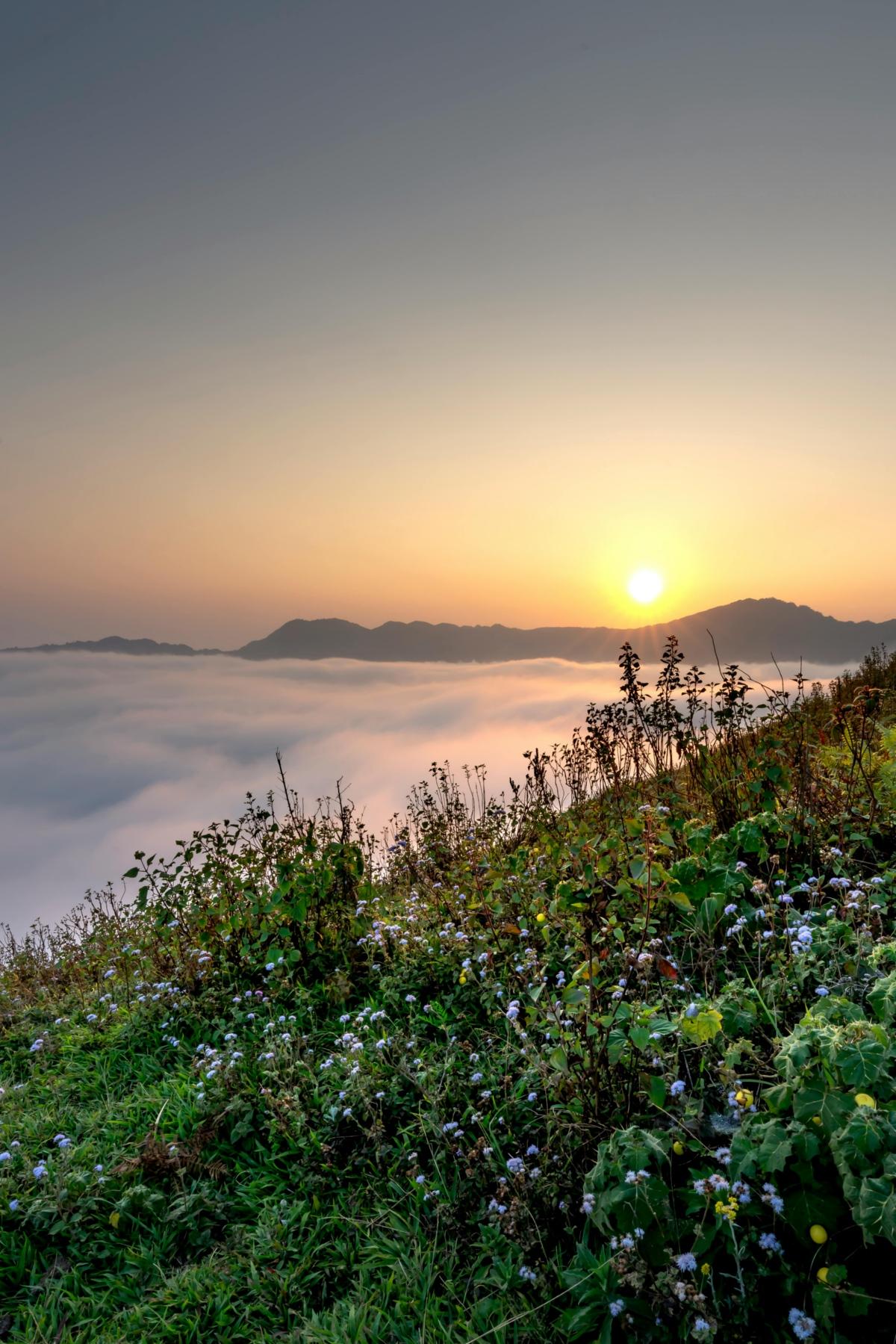 00_KalenderOkt_Dez_2025_pexels-quang-nguyen-vinh-222549-3232536 Sonnenaufgang über einer nebeligen Berglandschaft