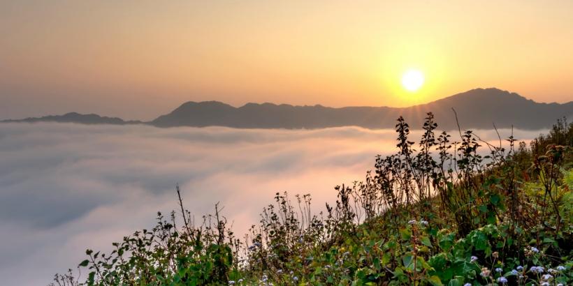 Sonnenaufgang über einer nebeligen Berglandschaft