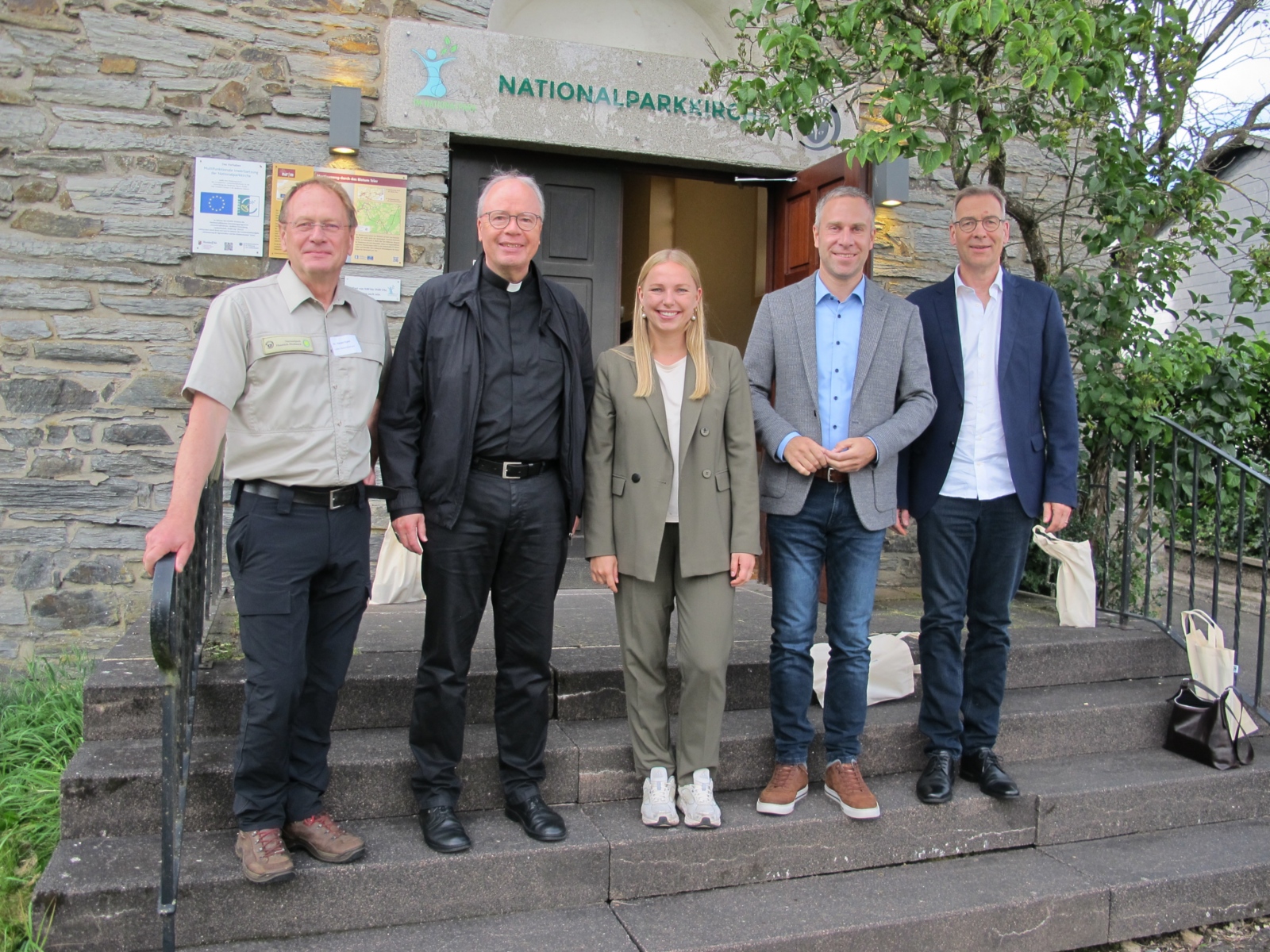 Von links: Dr. Harald Egidi, Bischof Dr. Stephan Ackermann, Kira Braun, Nico Steinbach und Superintendent Dr. Jörg Weber