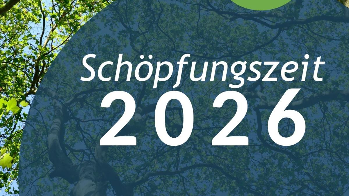 Ein Plakat in grün und blau, auf dem vor dem Hintergrund von Baumkronen steht: Schöpfungszeit 2026, 1. September bis 4. Oktober