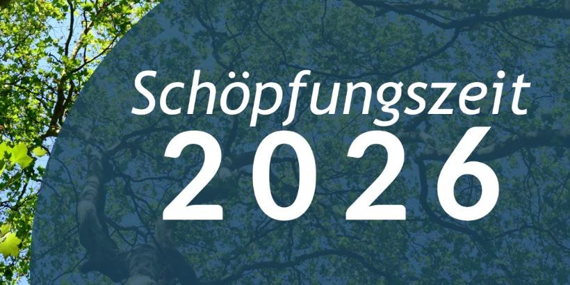 Ein Plakat in grün und blau, auf dem vor dem Hintergrund von Baumkronen steht: Schöpfungszeit 2026, 1. September bis 4. Oktober